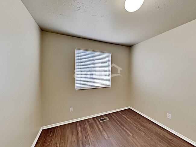 Building Photo - 342 N 75 W