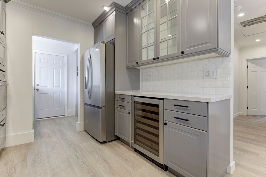 Building Photo - 247 N Oak Ave