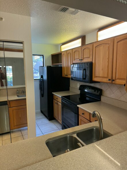 Building Photo - 3801 Crown Point Rd