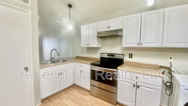 Building Photo - 419 E Thoroughbred St