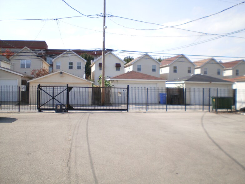 Building Photo - 6918 S Cregier Ave