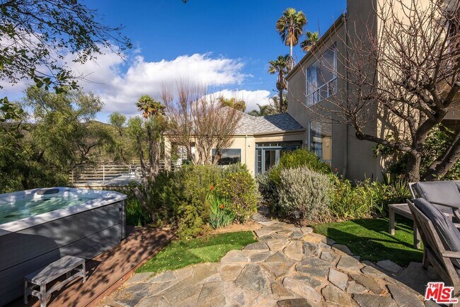 Building Photo - 4350 Hillview Dr
