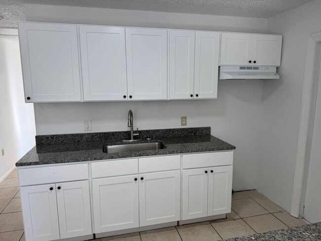 Building Photo - Highland St