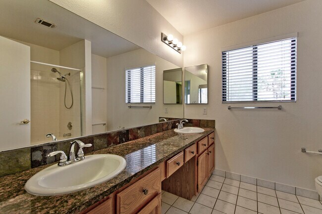 Building Photo - Beautiful home in the Lakes