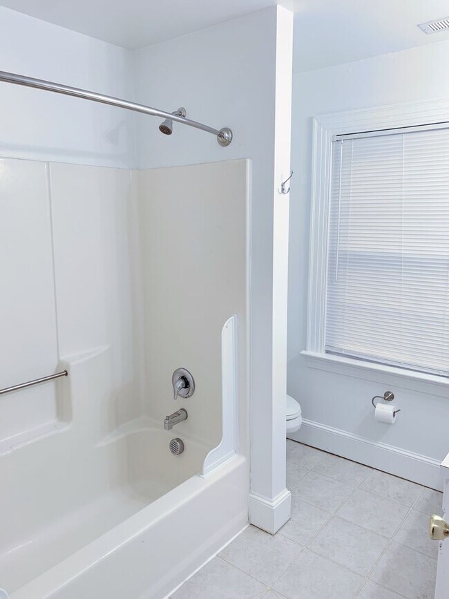 Building Photo - 3 Bedrooms 2 Full Baths with fenced in bac...
