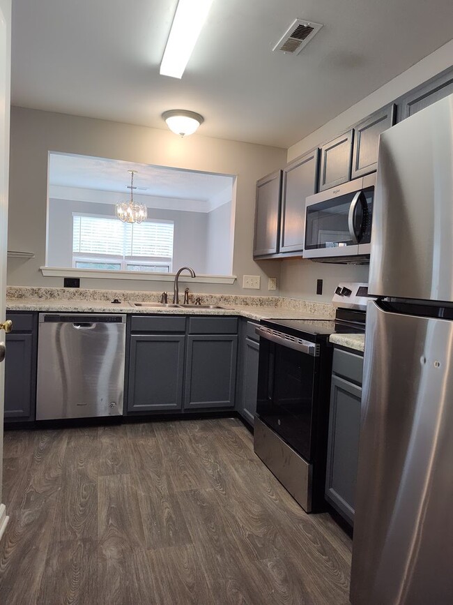 Building Photo - Move-in ready, home Located in the Fairsto...