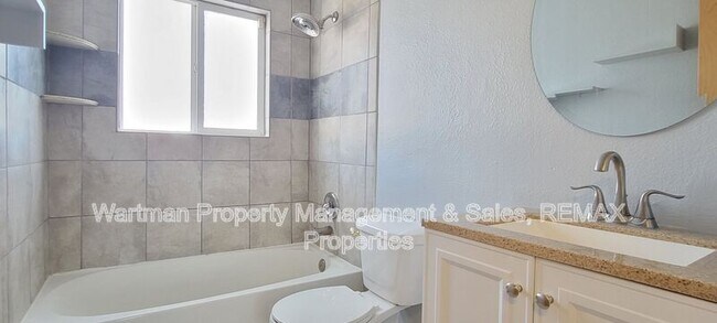 Building Photo - 495 Calle Entrada
