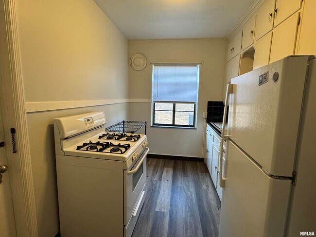 Building Photo - 405 W Columbia Ave