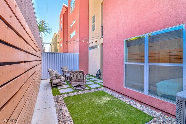 Building Photo - 251 Tower St