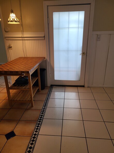 Building Photo - 5831 Adelaide Ave