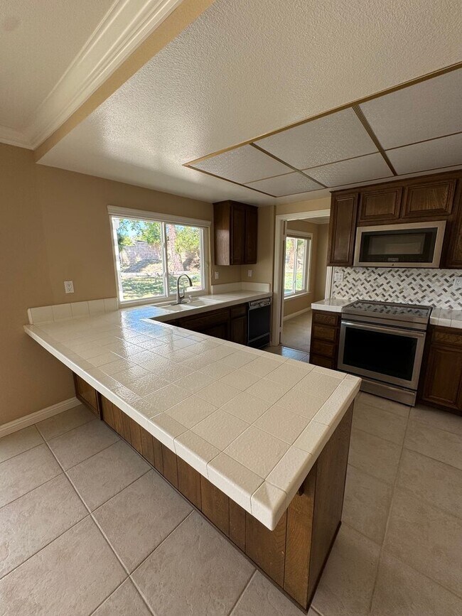 Building Photo - Prime Cul-de-Sac Location with Expansive Backyard