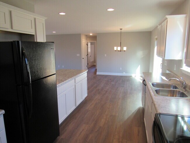Building Photo - 3 Bedroom & 2 Bath Single-Family Home