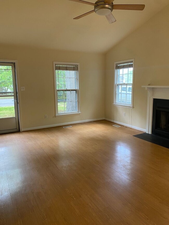 Building Photo - Three bedroom, 2 bath home with a large fe...
