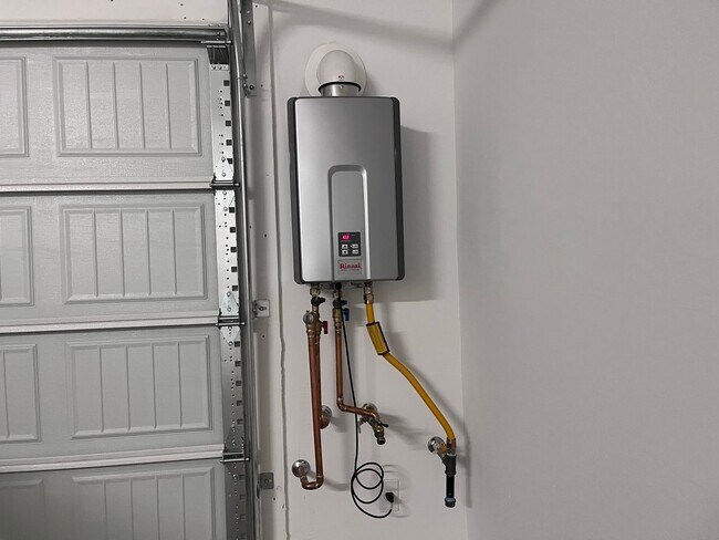 Building Photo - TOWN HOME WITH COMMUNITY POOL , GATED COMMUNITY in GILBERT!