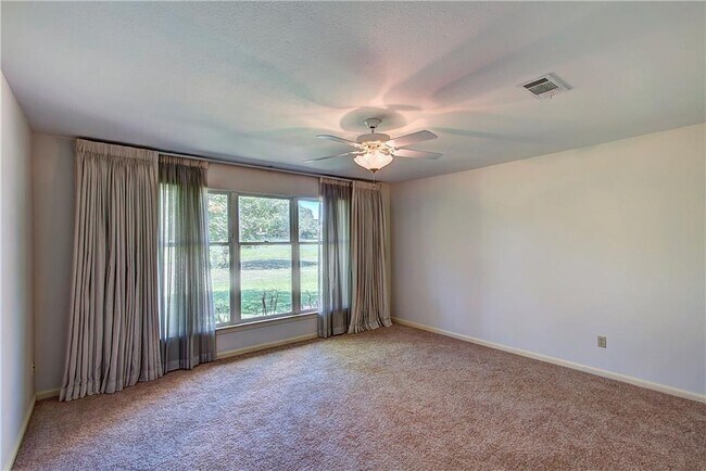 Building Photo - 11121 Pinehurst Dr