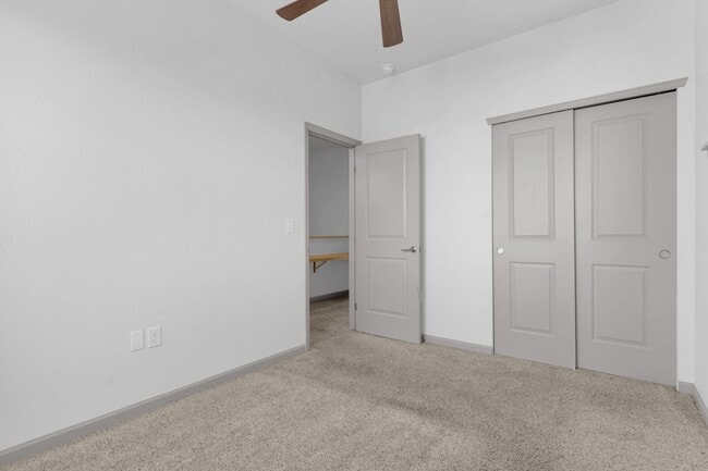 Building Photo - Townhome 3Bed 2Bath - Long Realty and Property Reality