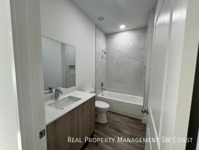 Building Photo - 1263 Hillcrest St E