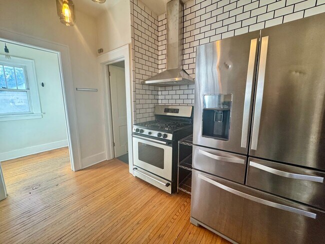 Building Photo - **AVAILABLE NOW** Centrally located 3-bedroom 2-bath