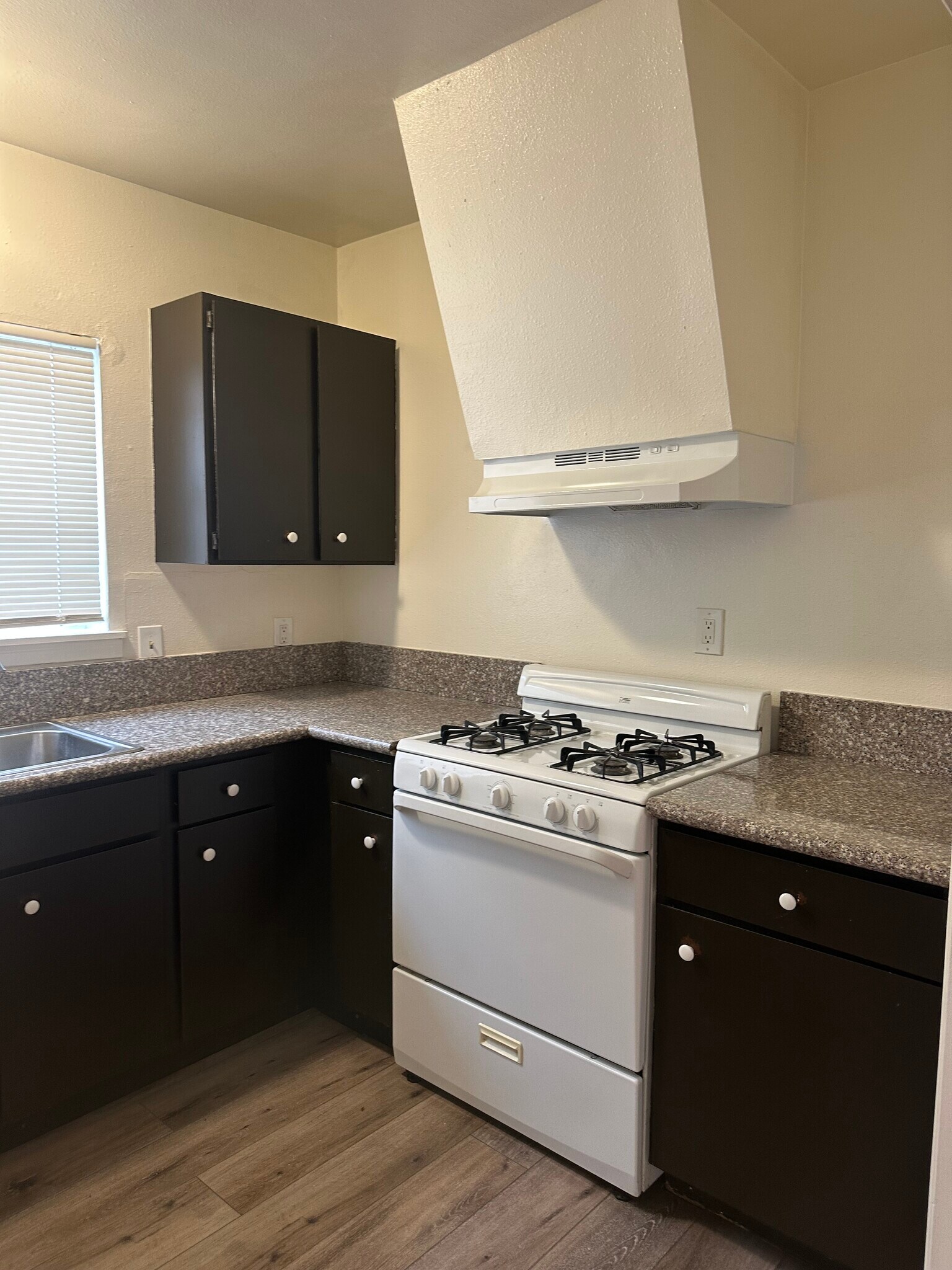 Building Photo - 1522 N Sycamore St