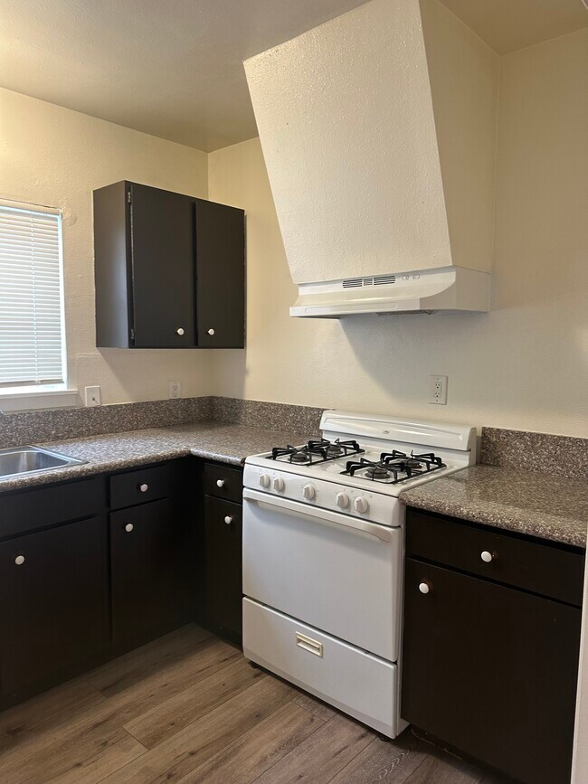 Building Photo - 1522 N Sycamore St