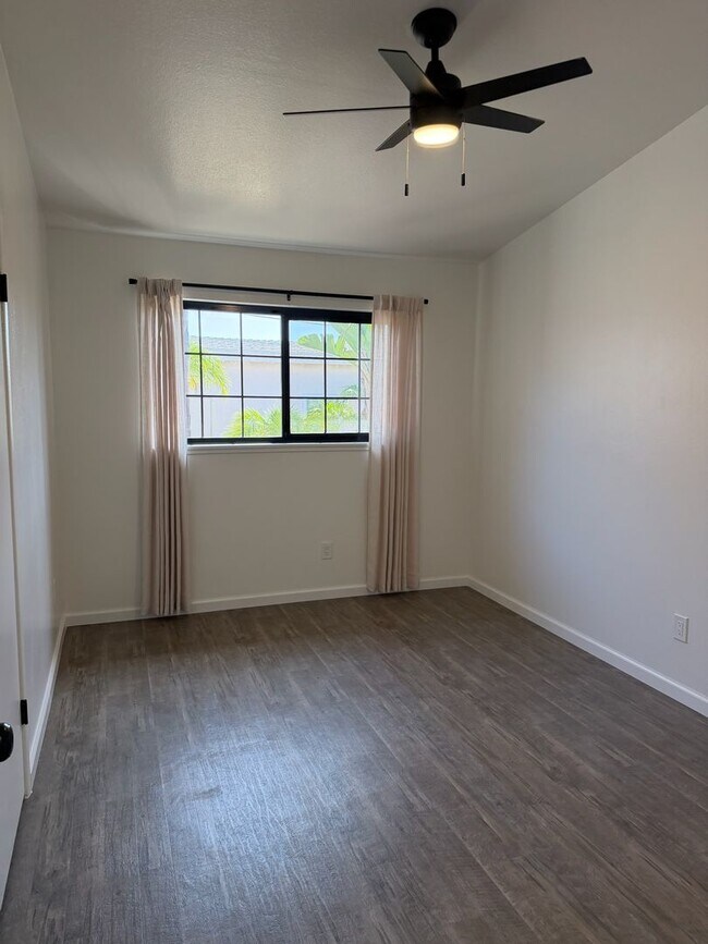 Building Photo - 2124 Hemlock Ave