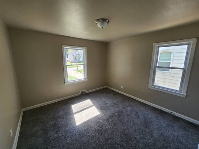 Building Photo - Charming 3-Bedroom Property in Prime Location