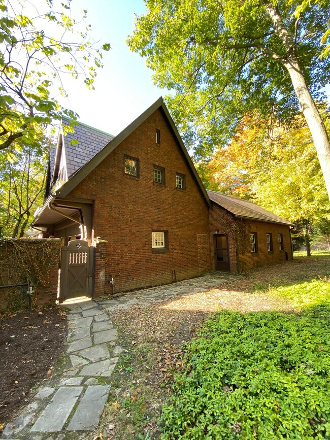 Building Photo - 2632 Wellington Rd