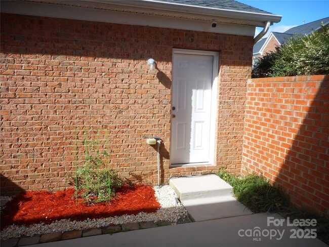 Building Photo - 3804 York Aly