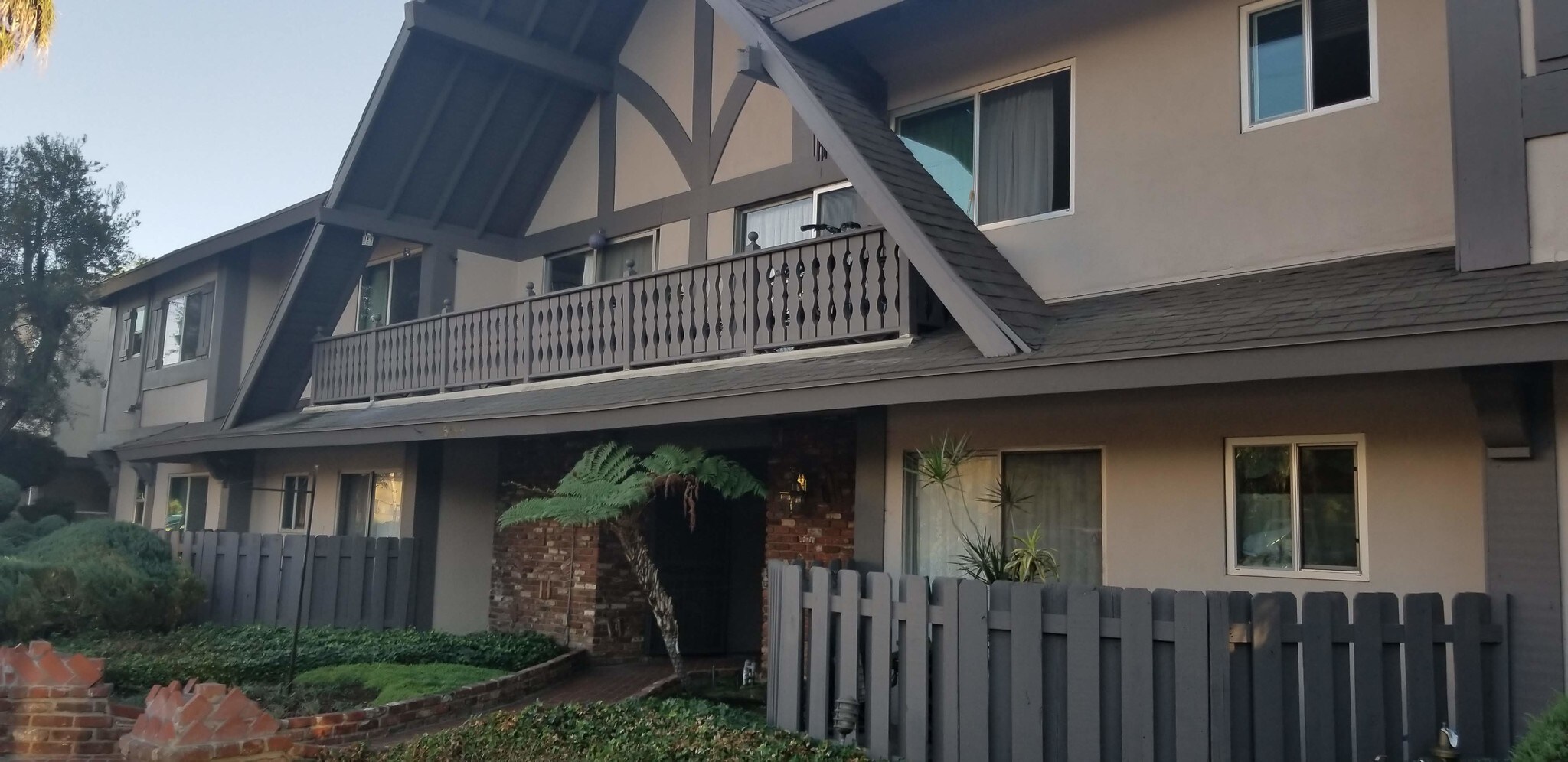 Building Photo - 15444 Vanowen St