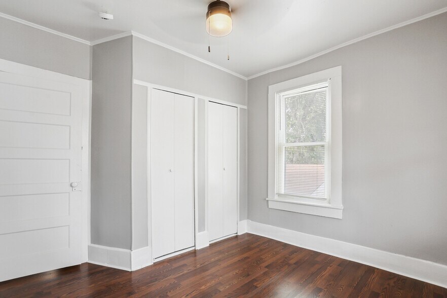 Building Photo - 1023 W 37th St