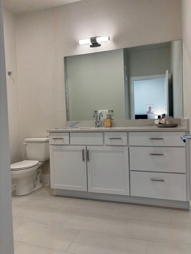Building Photo - Modern 2 bedroom 2 bathrooms available in ...