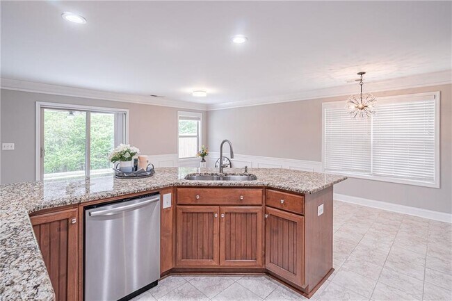 Building Photo - 5660 Crest Hill Dr NE