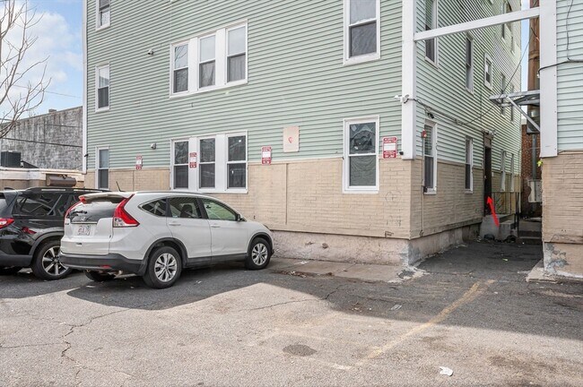 Building Photo - 50 1/2 Common St