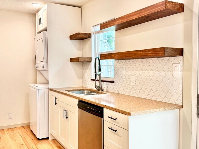 Building Photo - Charming Updated Home in Walkable Westwood