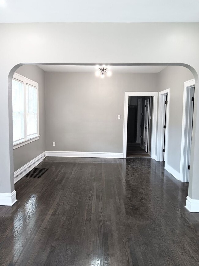 Building Photo - Spacious Showstopper