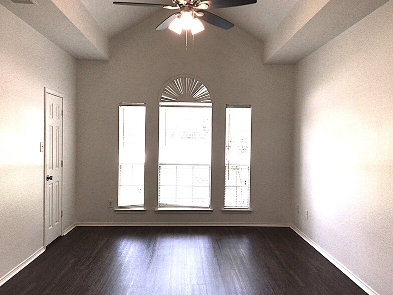 Building Photo - 1745 Cresthill Dr