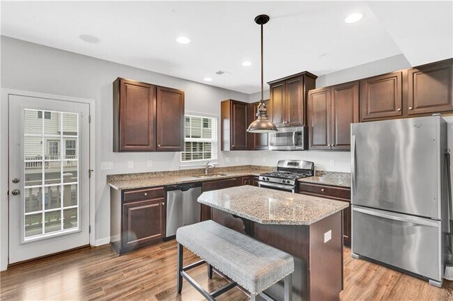 Building Photo - 1503 Pointe View Dr