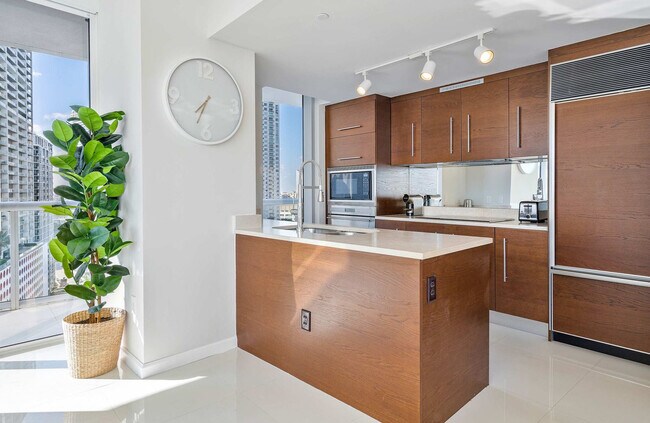 Building Photo - 485 Brickell Ave