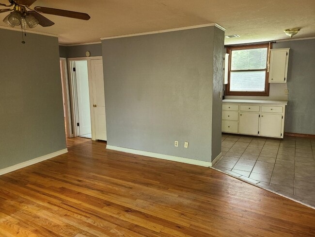 Building Photo - Updated, trendy and Ready for move in! 2 beds 1 bath, gas range, Park within walking distance!