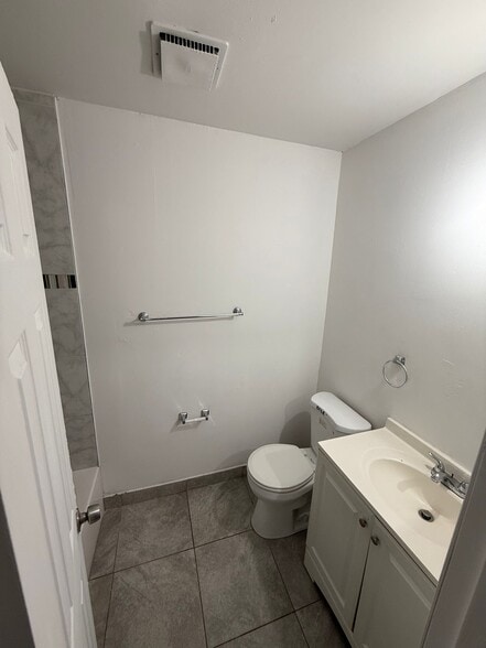 Building Photo - 853 SW 9th Ct