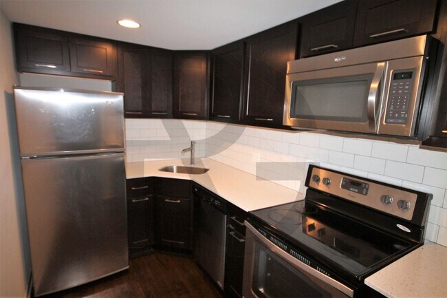 Building Photo - 6119 N Kenmore Ave