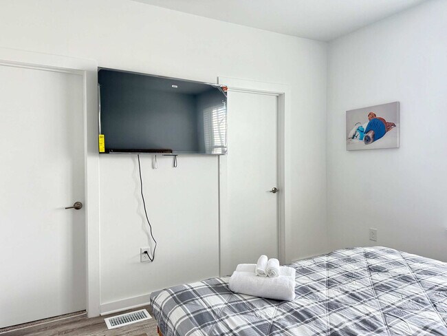 Building Photo - 542 Boulevard NE