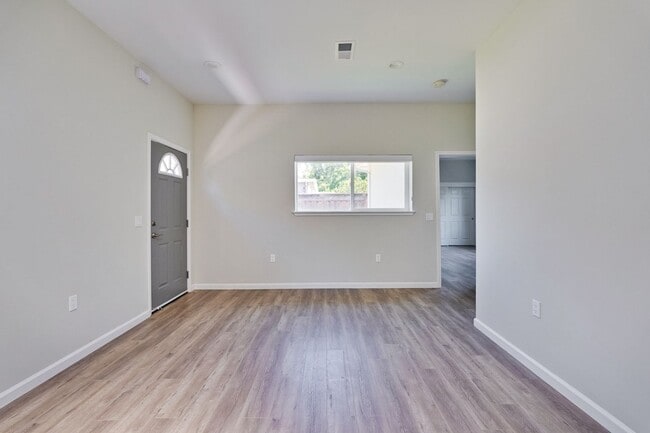Building Photo - Excellent 2 bed 1 Bath ADU