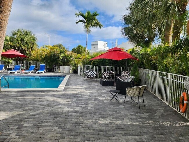 Building Photo - 2101 Normandy Dr