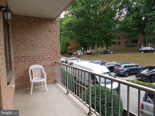 Building Photo - 1637 Oakwood Dr