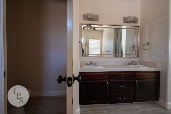 Building Photo - Charming 4BR/2BA Home in the Heart of Clovis Unified!