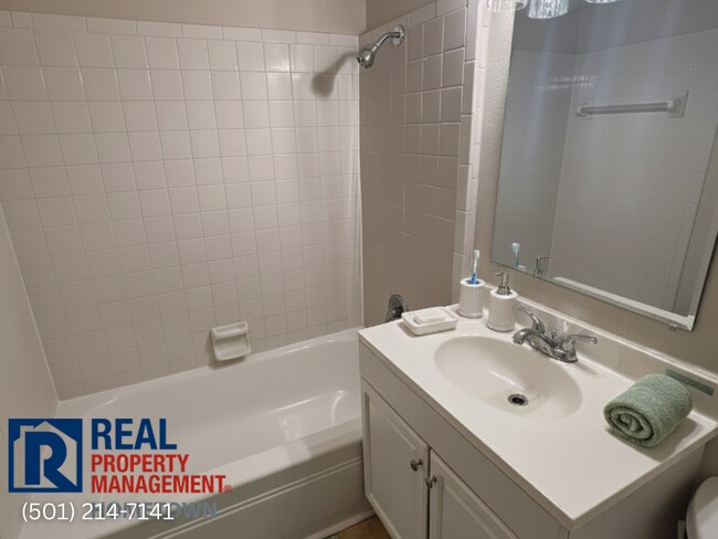 Building Photo - 3415 Town & Country Ave