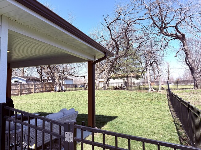 Building Photo - 7671 N Rainbow Dr