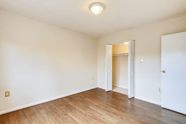 Building Photo - 7611 Maple Ave