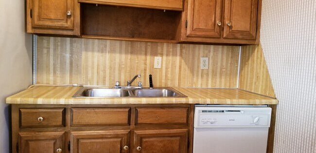 Building Photo - 1714 Riverside Ct NE